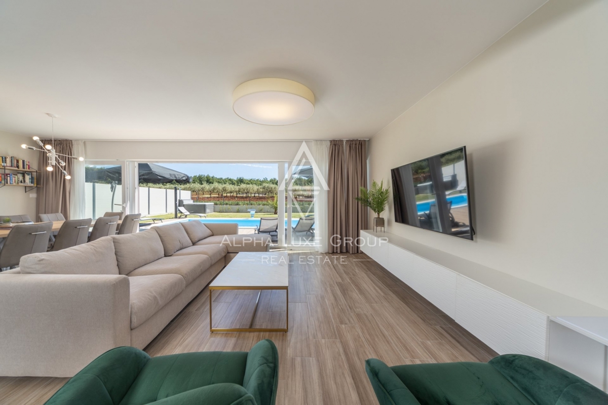PRODAJEM SKUPINO ALPHA LUXE, MODERNA VILA, Blizu POREČA, MIRNA LOKACIJA