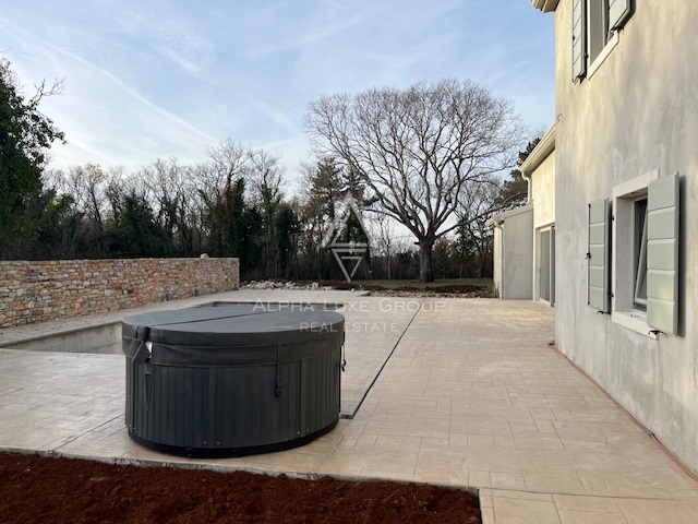 Buje, Istra – Sodobna vila z bazenom na mirni lokaciji