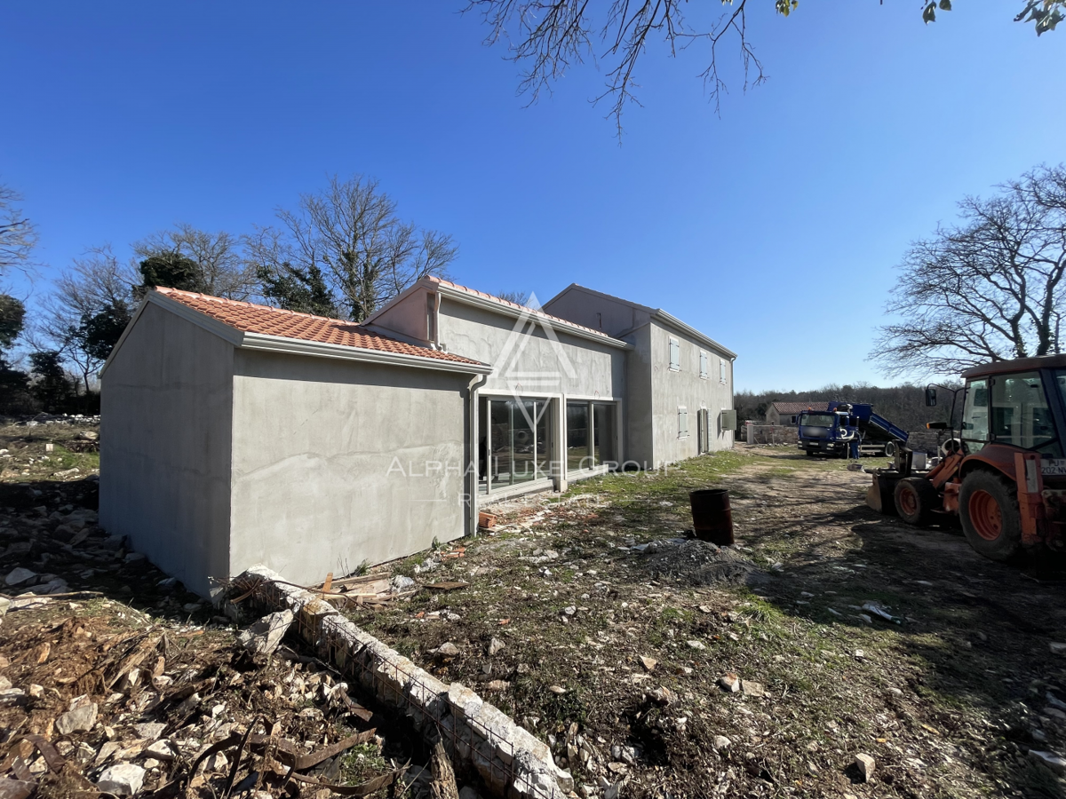 Buje, Istra – Sodobna vila z bazenom na mirni lokaciji
