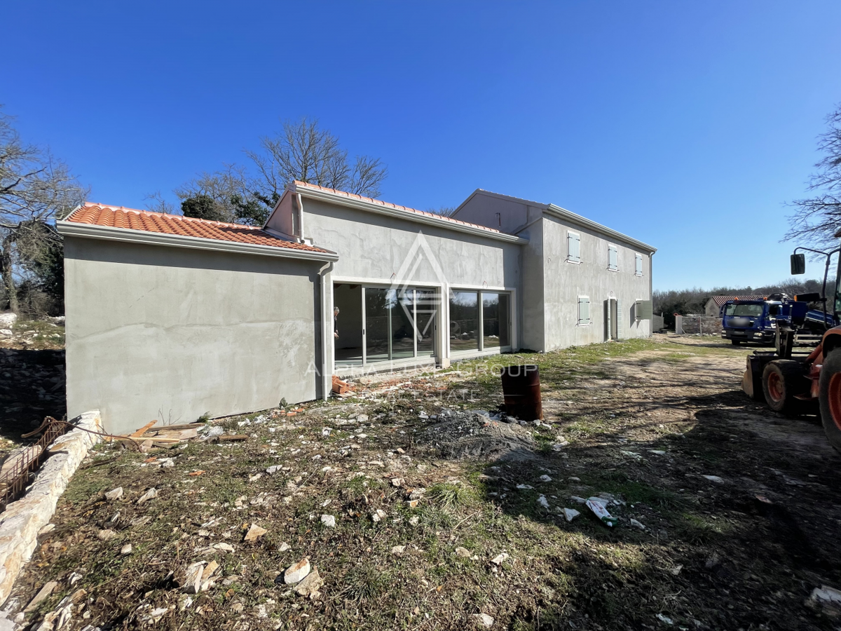 Buje, Istra – Sodobna vila z bazenom na mirni lokaciji