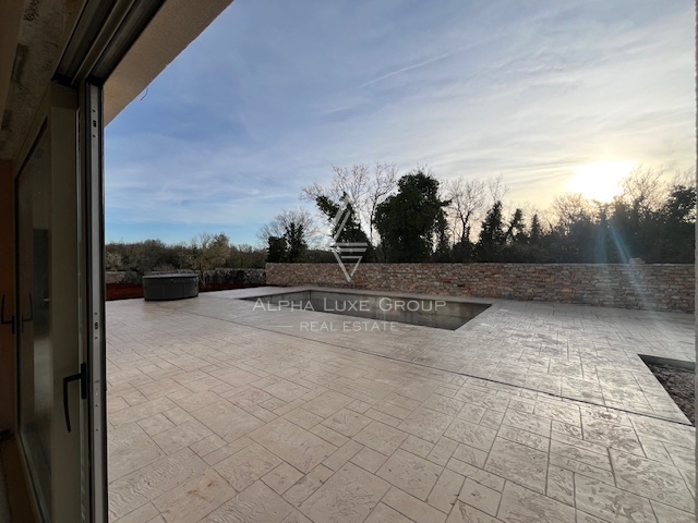 Buje, Istra – Sodobna vila z bazenom na mirni lokaciji