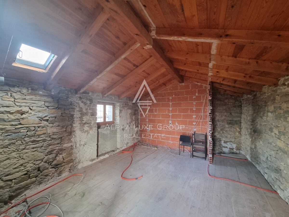 Cerovlje, Istra: Kamnita hiša z razgledom na jezero