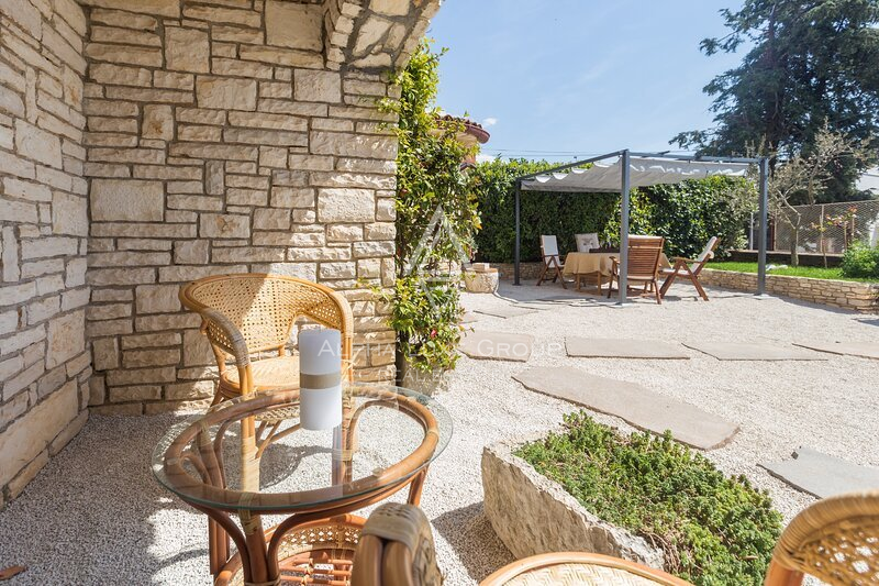 Istra, Poreč: Kamnita Hiša s Tremi Stanovanji