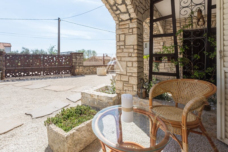 Istra, Poreč: Kamnita Hiša s Tremi Stanovanji