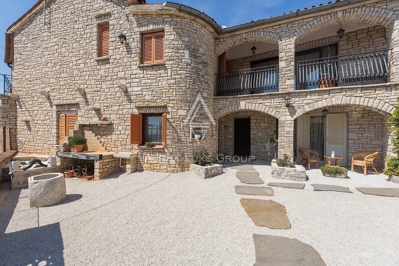 Istra, Poreč: Kamnita Hiša s Tremi Stanovanji