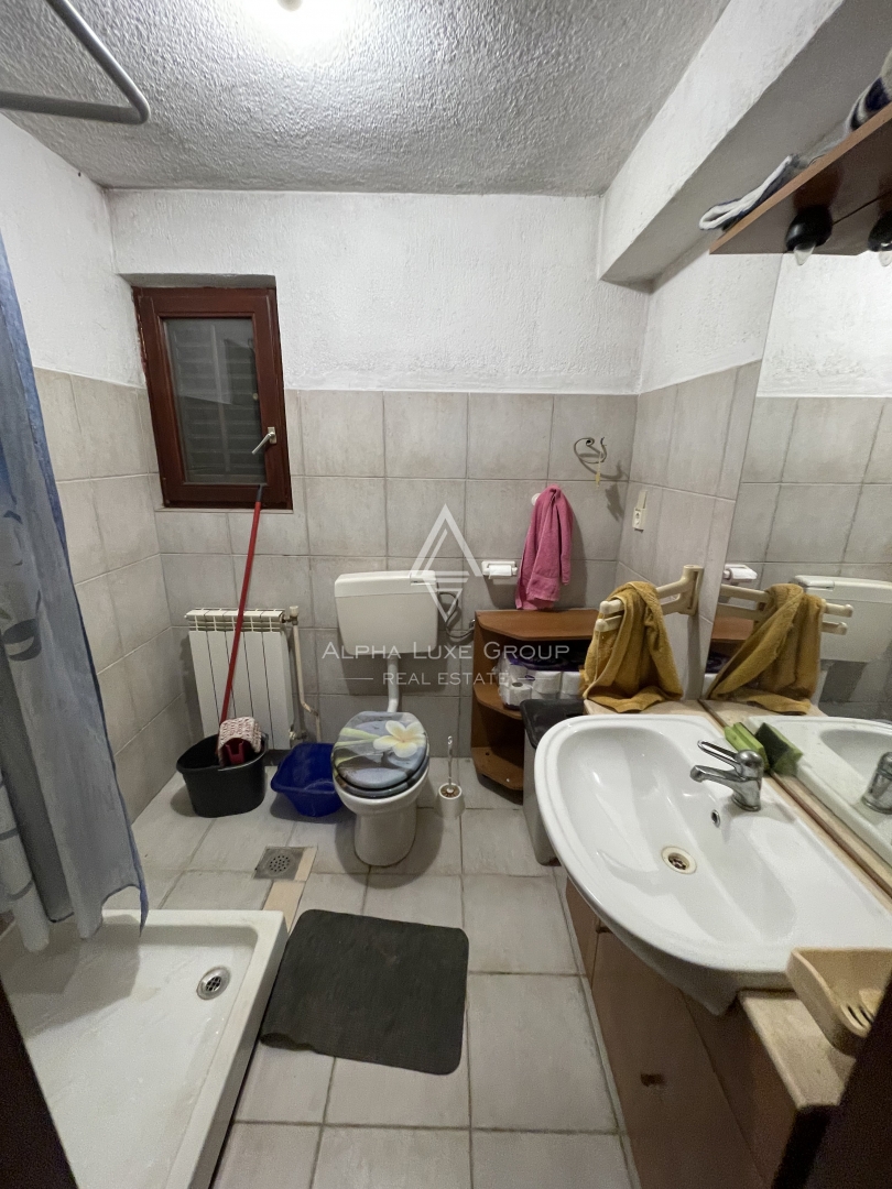 Istra, Buzet – Prostorna družinska hiša z garažo