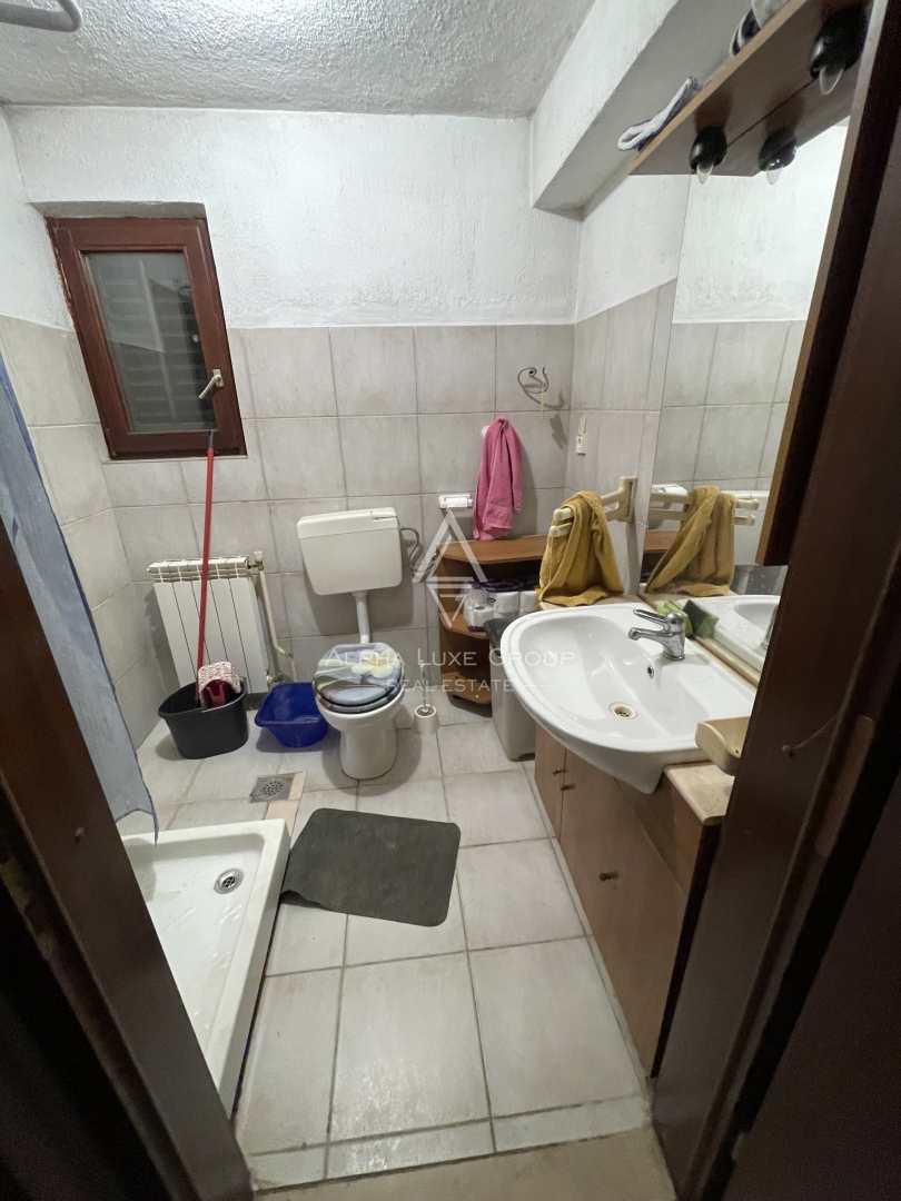 Istra, Buzet – Prostorna družinska hiša z garažo