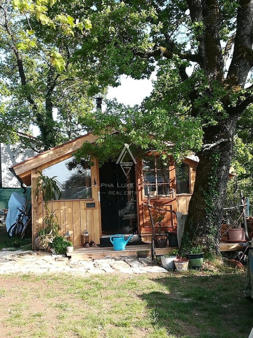 Istra, Poreč: Lesena hiša z velikim zemljiščem