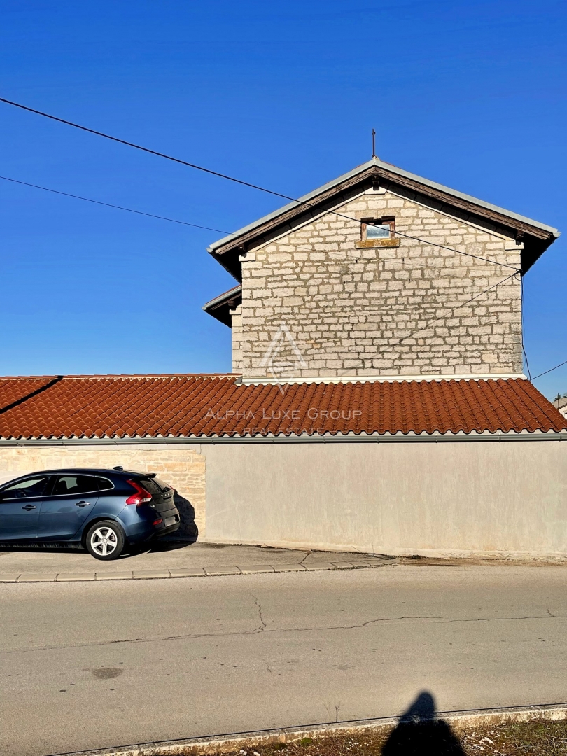 Istra, Kanfanar – Edinstvena železniška hiša s potencialom za prenovo na prodaj