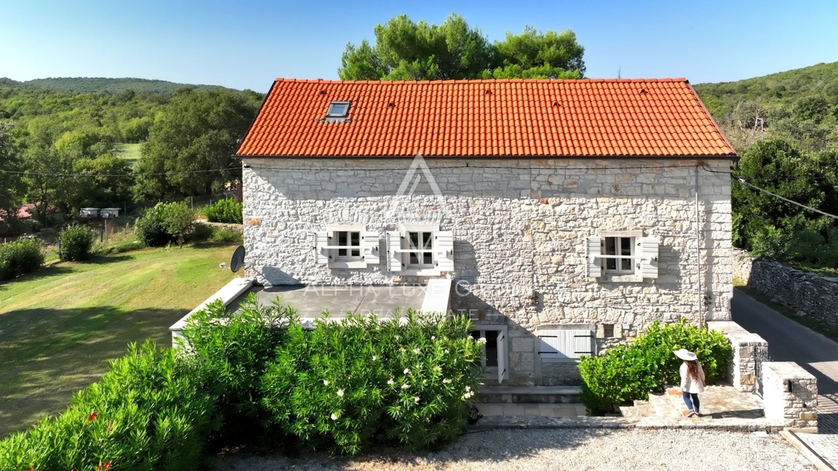 Istra, Bale - Prenovljena kamnita hiša z mediteranskim šarmom