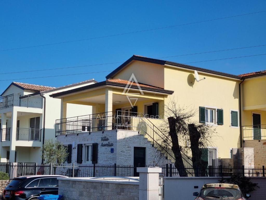Istria, Mugeba – Polovica dvojčka z bazenom naprodaj, 3 km od morja