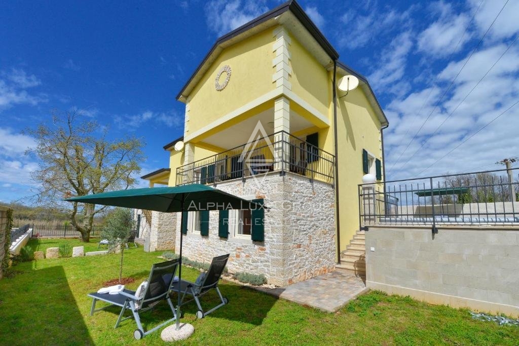 Istria, Mugeba – Polovica dvojčka z bazenom naprodaj, 3 km od morja