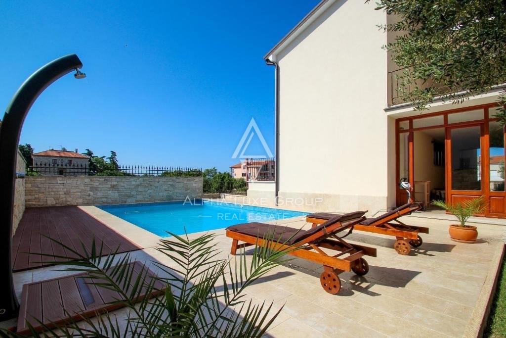 Istra, Novigrad – Razkošna vila s pogledom na morje in sodobnimi udobji na prodaj