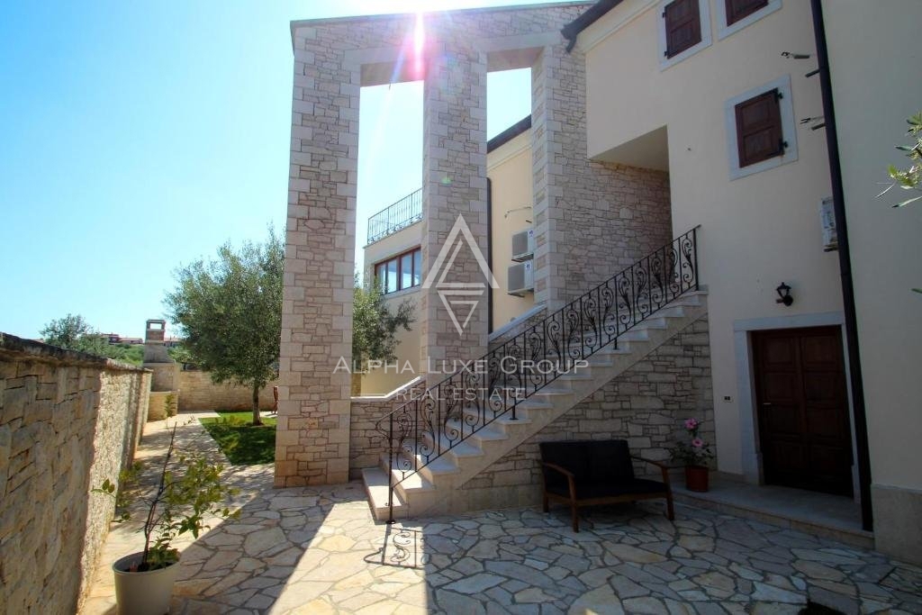 Istra, Novigrad – Razkošna vila s pogledom na morje in sodobnimi udobji na prodaj