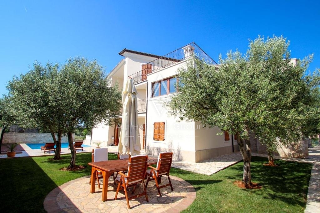 Istra, Novigrad – Razkošna vila s pogledom na morje in sodobnimi udobji na prodaj