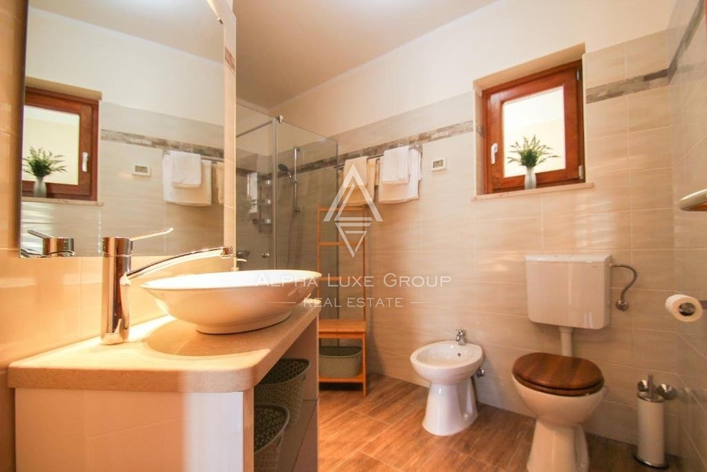 Istra, Novigrad – Razkošna vila s pogledom na morje in sodobnimi udobji na prodaj