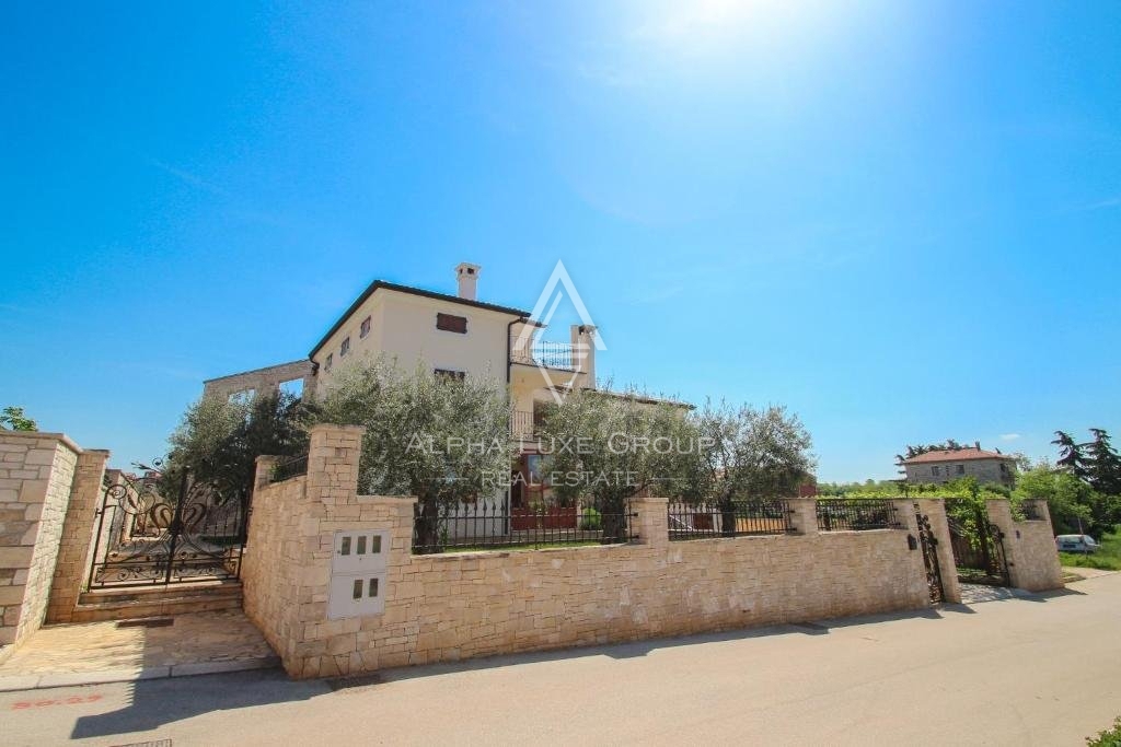 Istra, Novigrad – Razkošna vila s pogledom na morje in sodobnimi udobji na prodaj
