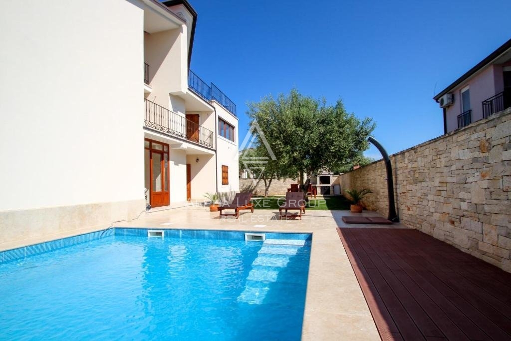 Istra, Novigrad – Razkošna vila s pogledom na morje in sodobnimi udobji na prodaj