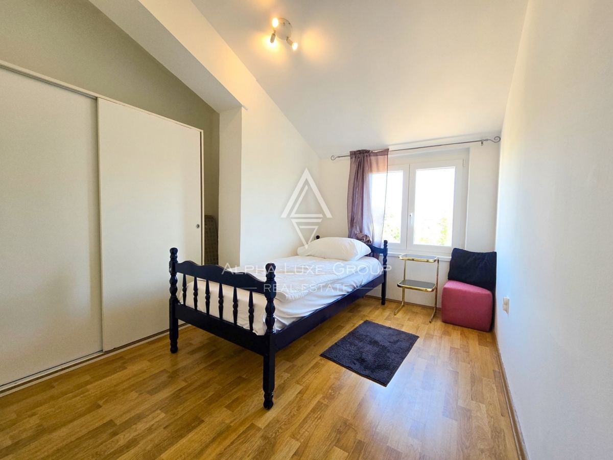 STANOVANJE V BLIZINI CENTRA MESTA IN PLAŽE S PANORAMSKIM POGLEDOM NA MORJE IN MESTO POREČ