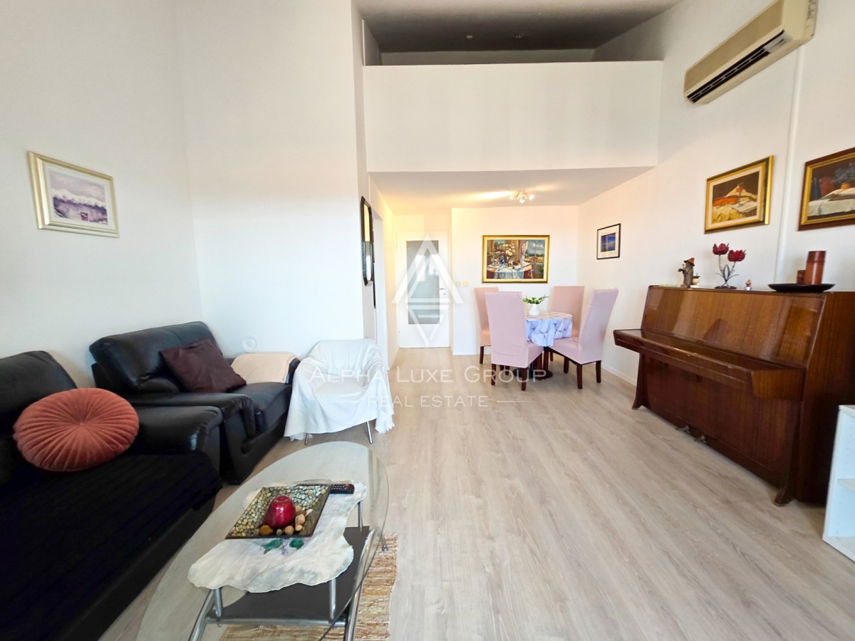 STANOVANJE V BLIZINI CENTRA MESTA IN PLAŽE S PANORAMSKIM POGLEDOM NA MORJE IN MESTO POREČ