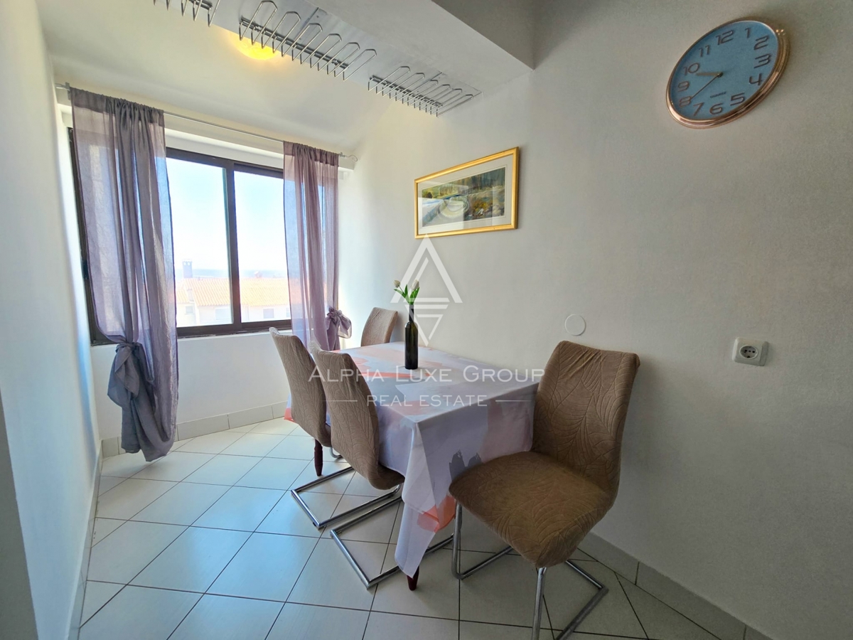 STANOVANJE V BLIZINI CENTRA MESTA IN PLAŽE S PANORAMSKIM POGLEDOM NA MORJE IN MESTO POREČ