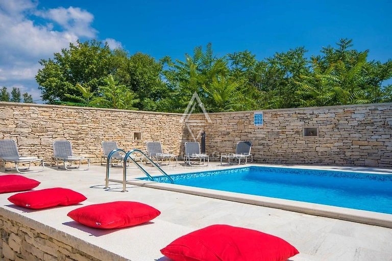 ISTRIJA, ŽMINJ - Izjemna kamnita vila z bazenom