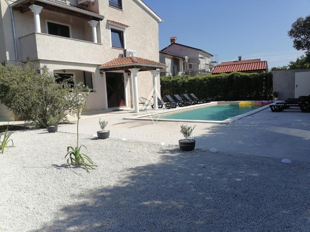 Sodobna vila z bazenom in pogledom na morje v Poreč, Istrija