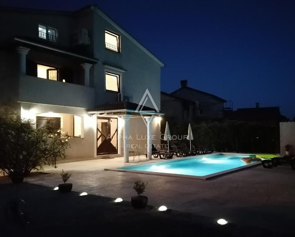 Sodobna vila z bazenom in pogledom na morje v Poreč, Istrija