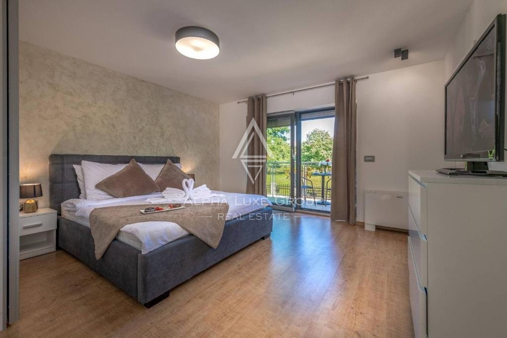 Moderna hiša z velikim vrtom z bazenom in pogledom na morje, Istra, Poreč