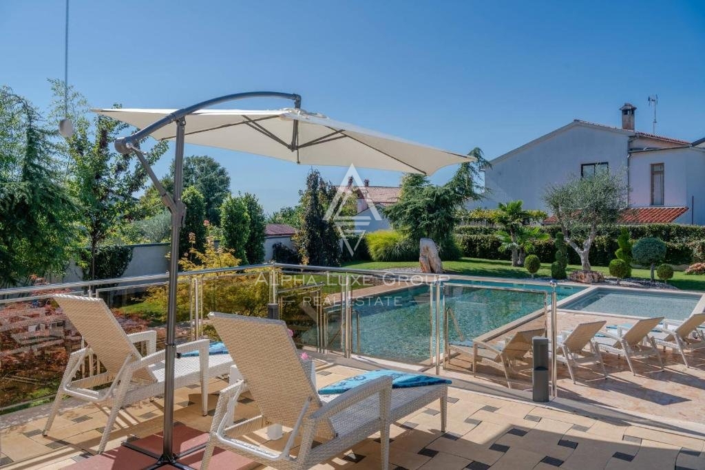 Moderna hiša z velikim vrtom z bazenom in pogledom na morje, Istra, Poreč