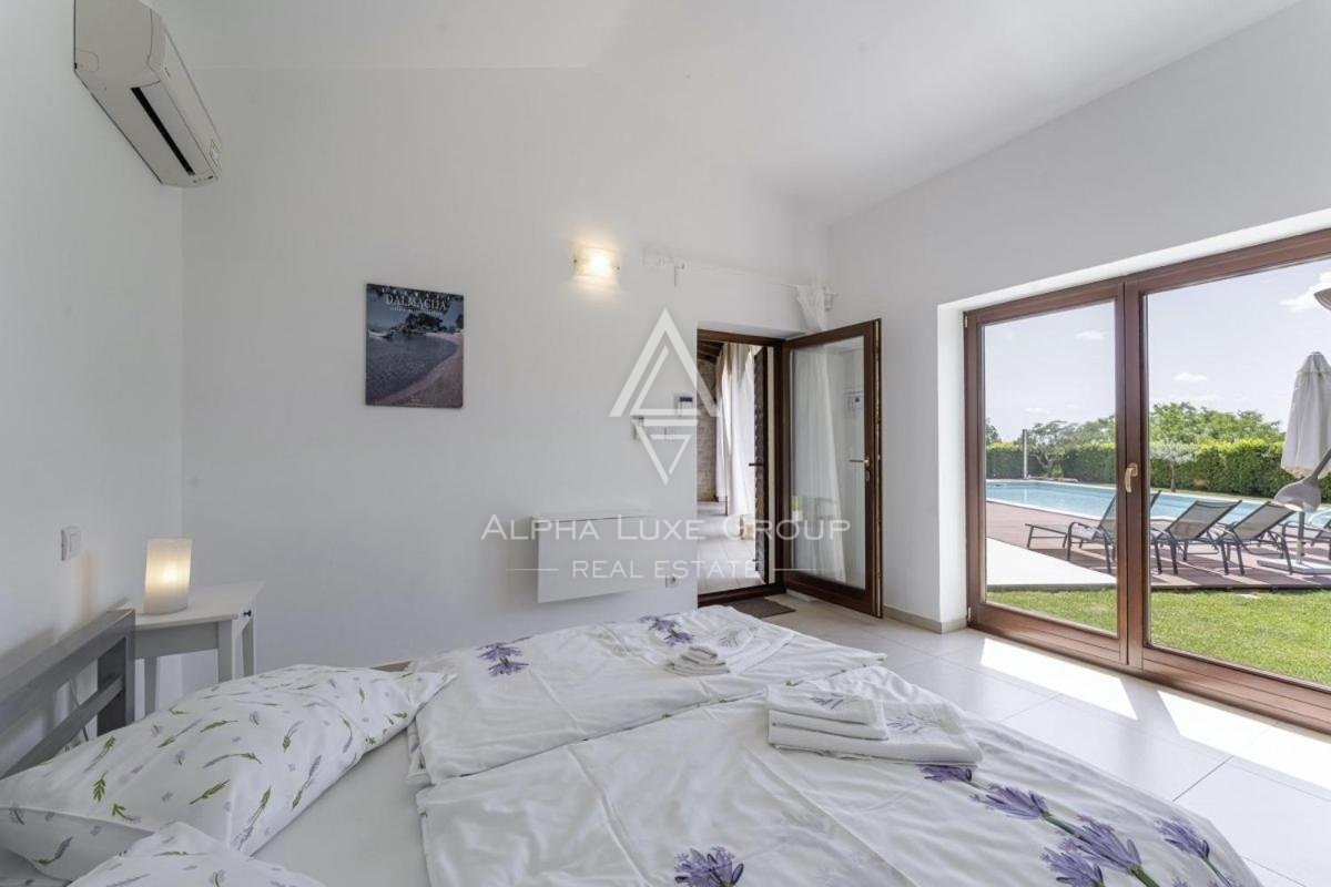 Čudovita kamnita vila z bazenom in urejenim pogledom, Istra, Poreč
