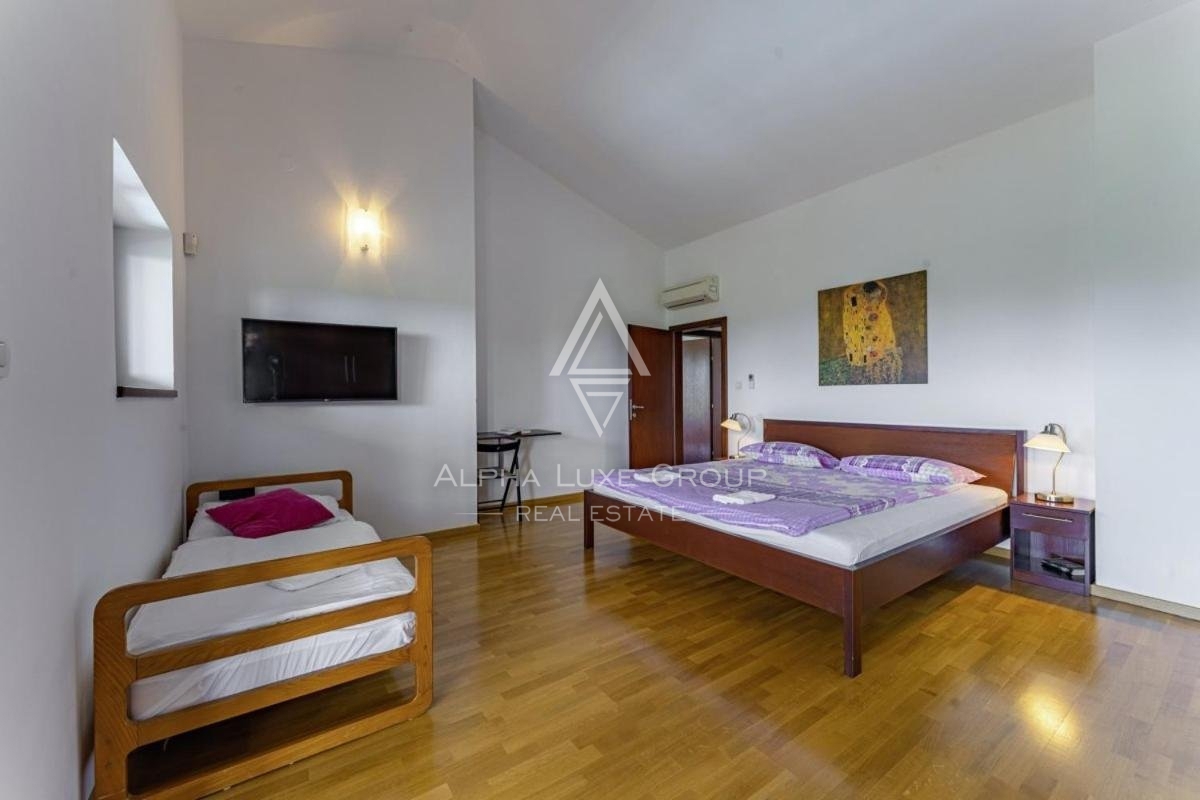Čudovita kamnita vila z bazenom in urejenim pogledom, Istra, Poreč