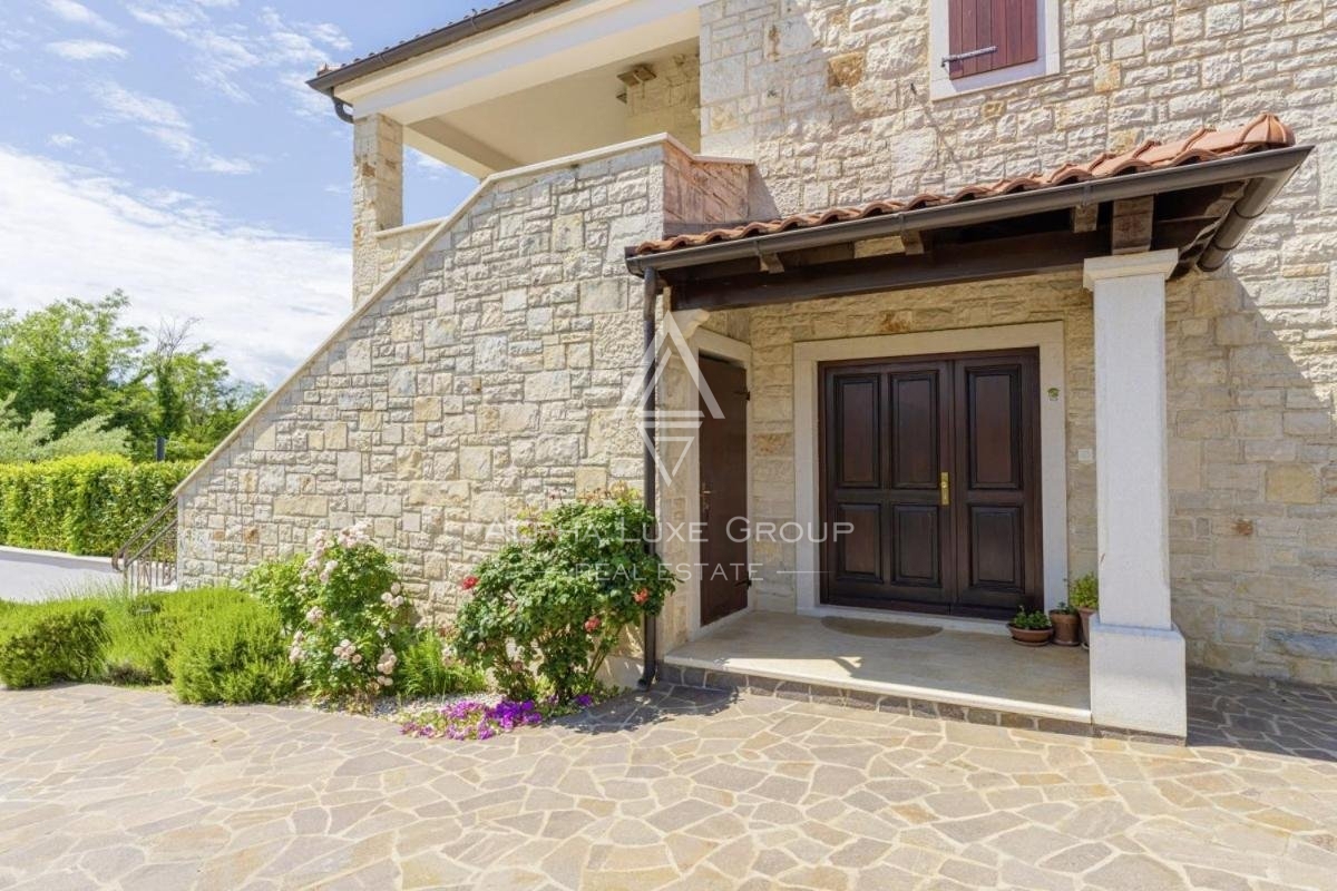 Čudovita kamnita vila z bazenom in urejenim pogledom, Istra, Poreč
