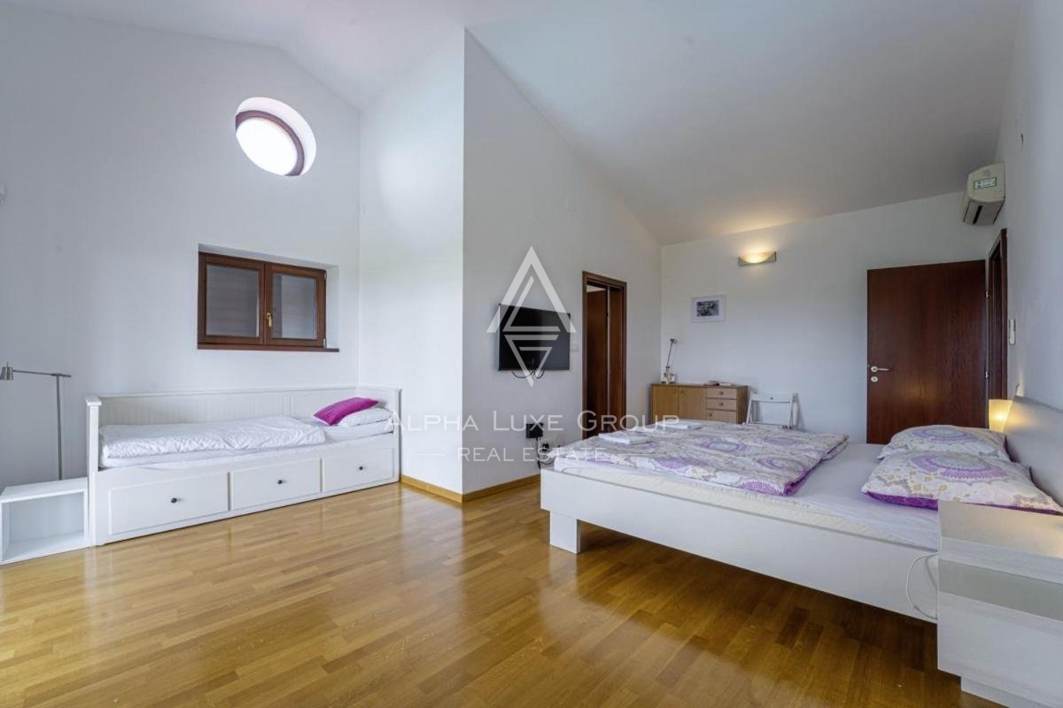 Čudovita kamnita vila z bazenom in urejenim pogledom, Istra, Poreč