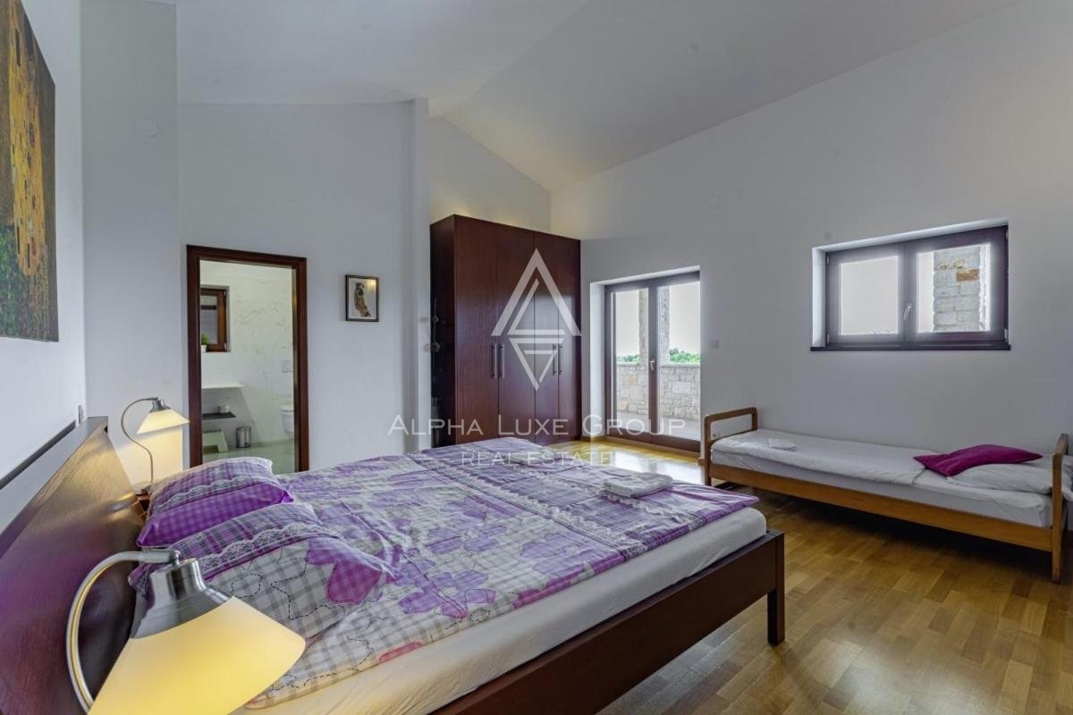 Čudovita kamnita vila z bazenom in urejenim pogledom, Istra, Poreč