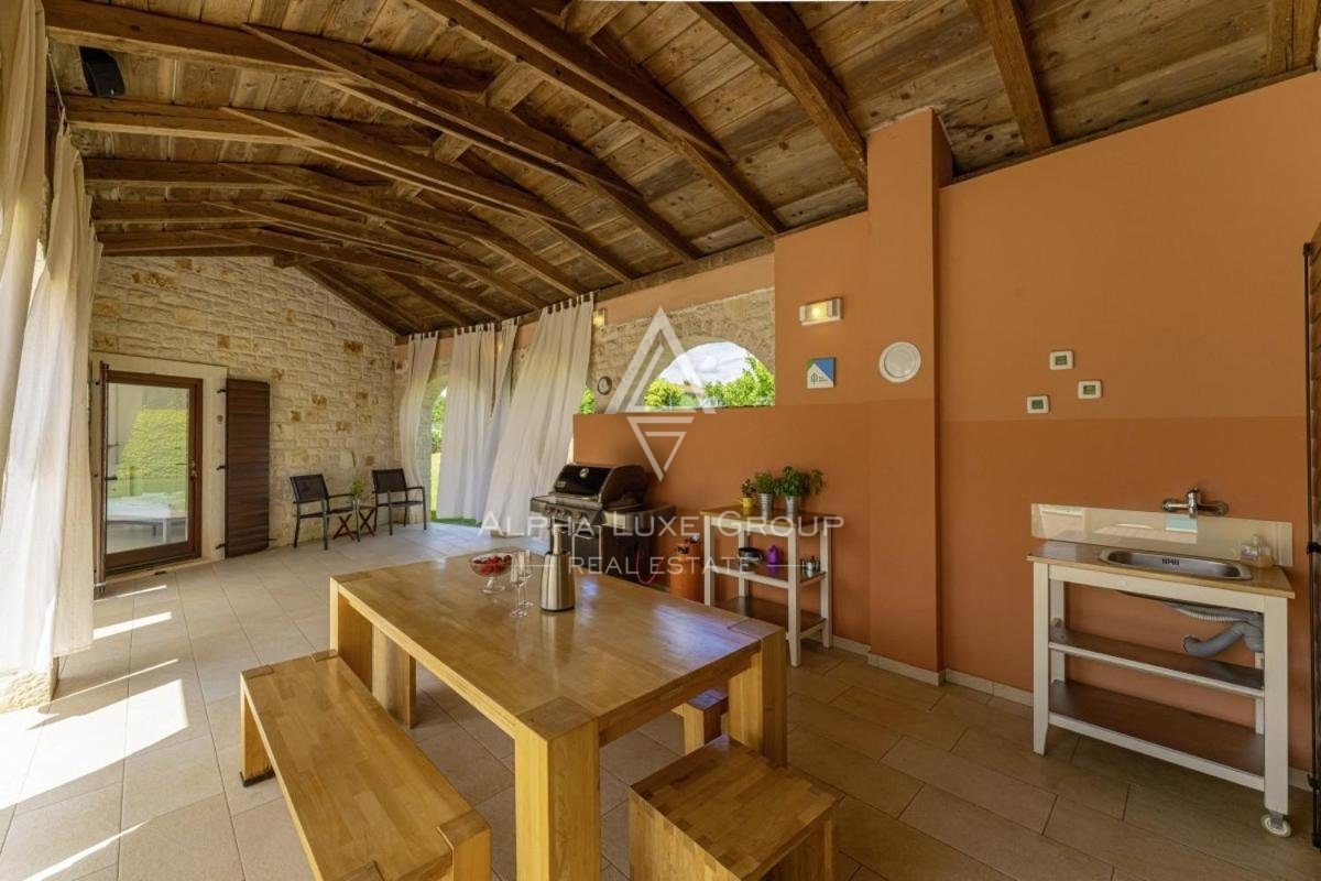 Čudovita kamnita vila z bazenom in urejenim pogledom, Istra, Poreč