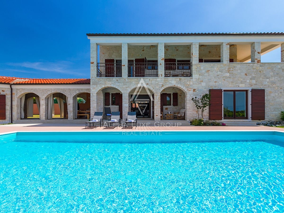 Čudovita kamnita vila z bazenom in urejenim pogledom, Istra, Poreč