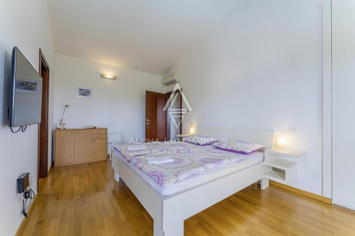 Čudovita kamnita vila z bazenom in urejenim pogledom, Istra, Poreč