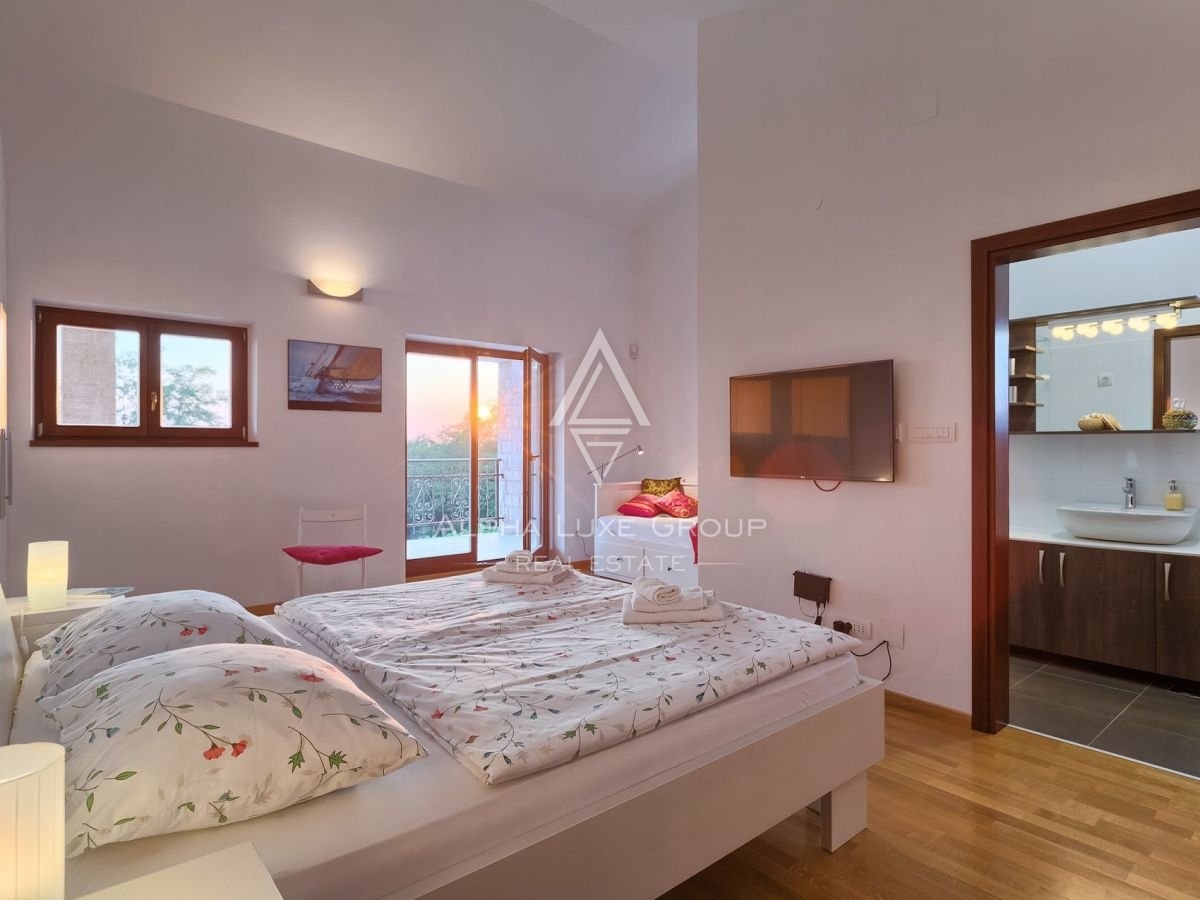 Čudovita kamnita vila z bazenom in urejenim pogledom, Istra, Poreč