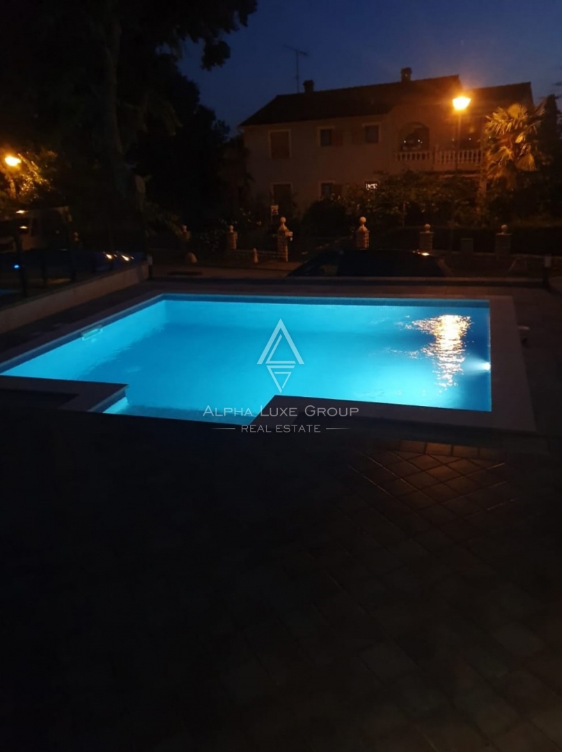 Poreč, Istra – Razkošno stanovanje z bazenom blizu morja
