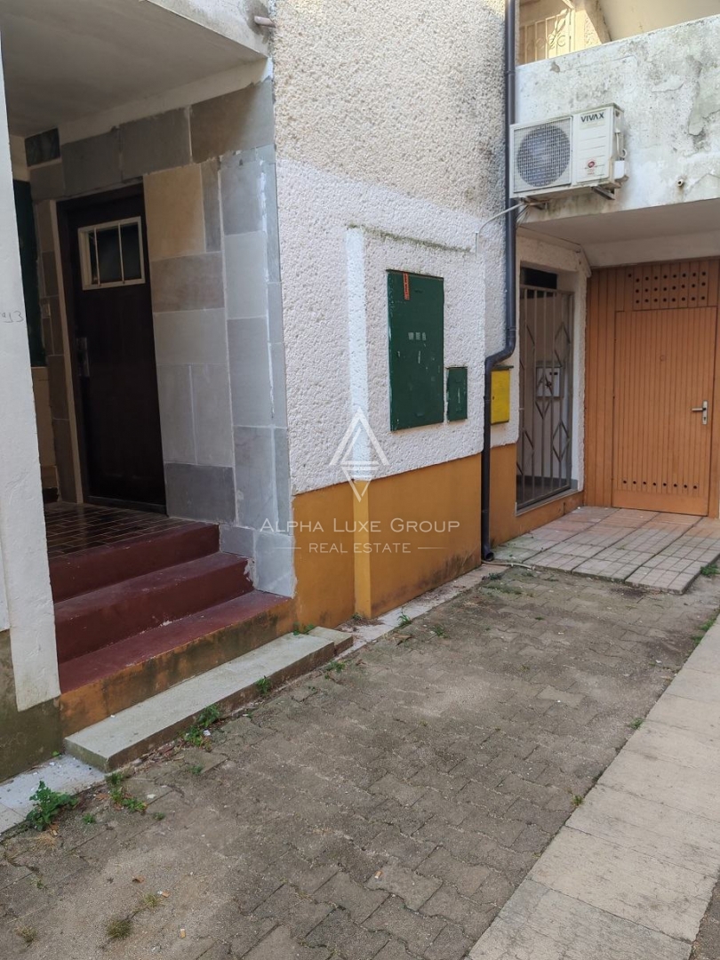 Novigrad, Istra – Opremljeno stanovanje, vrt blizu plaže