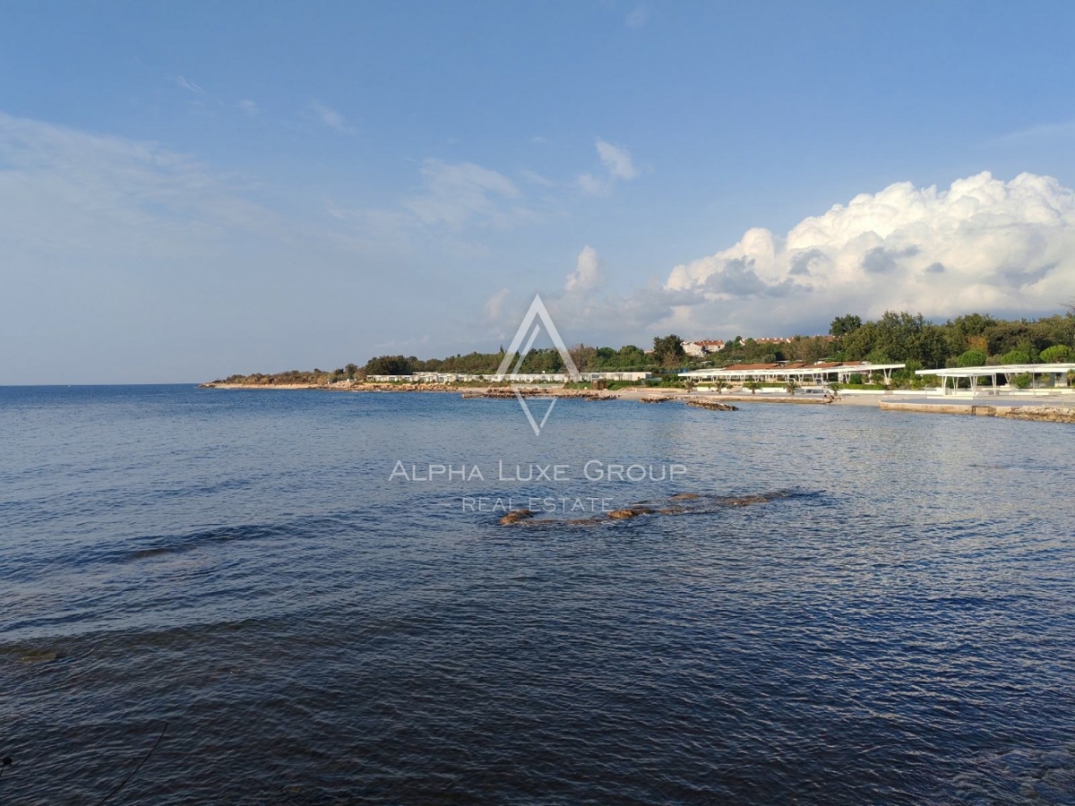 Novigrad, Istra – Opremljeno stanovanje, vrt blizu plaže