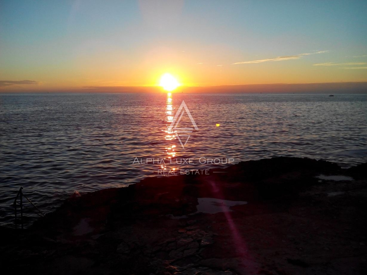 Novigrad, Istra – Opremljeno stanovanje, vrt blizu plaže