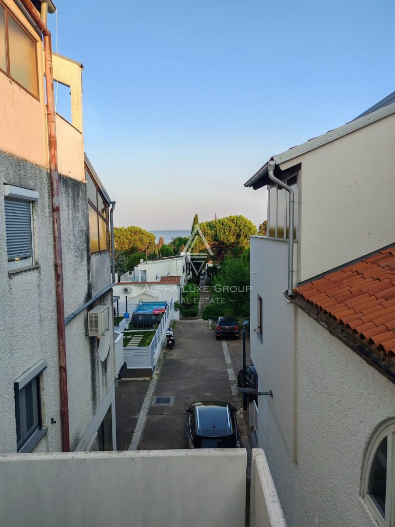 Novigrad, Istra – Opremljeno stanovanje, vrt blizu plaže