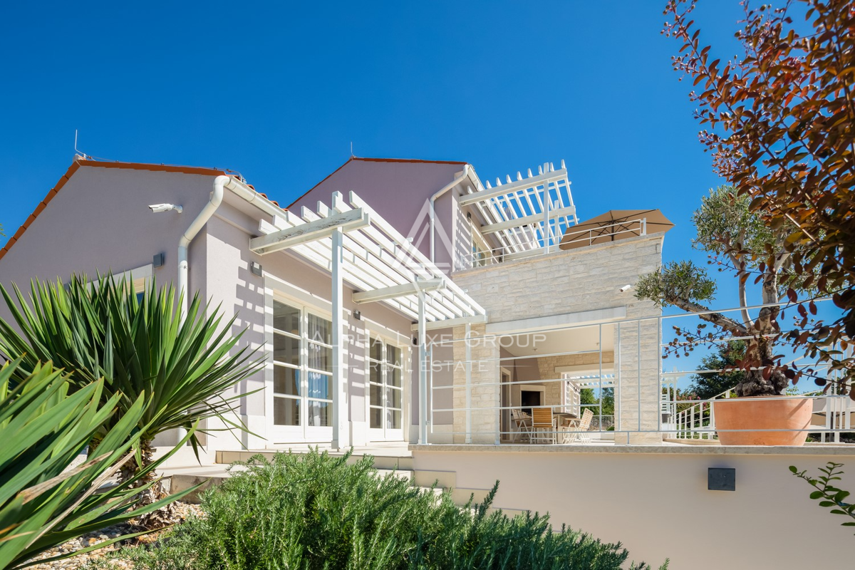 Istra, Svetvinčenat: Elegantna vila z bazenom in vrtom