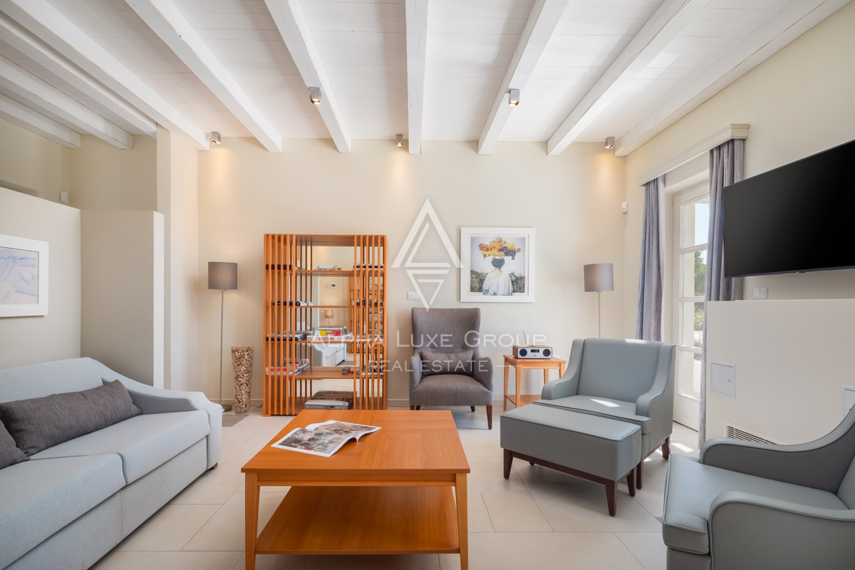 Istra, Svetvinčenat: Elegantna vila z bazenom in vrtom