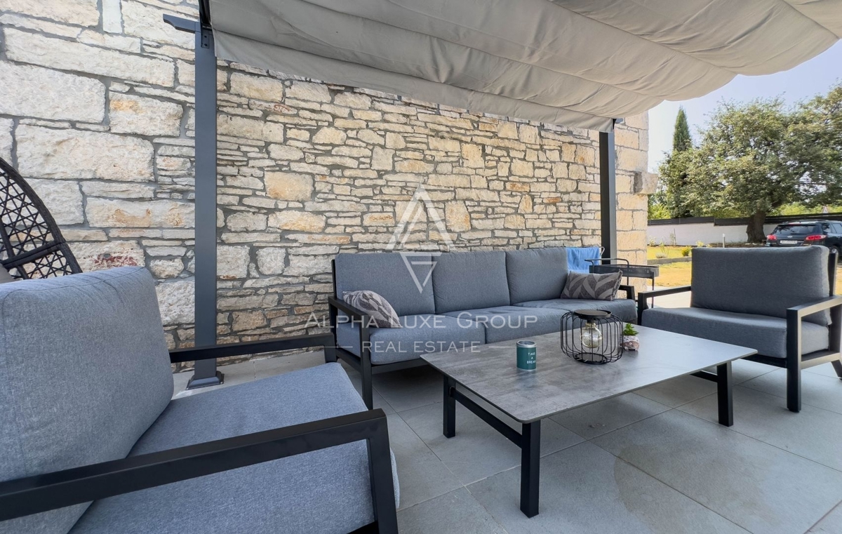 Istra, Svetvinčenat: Kamnita hiša z bazenom