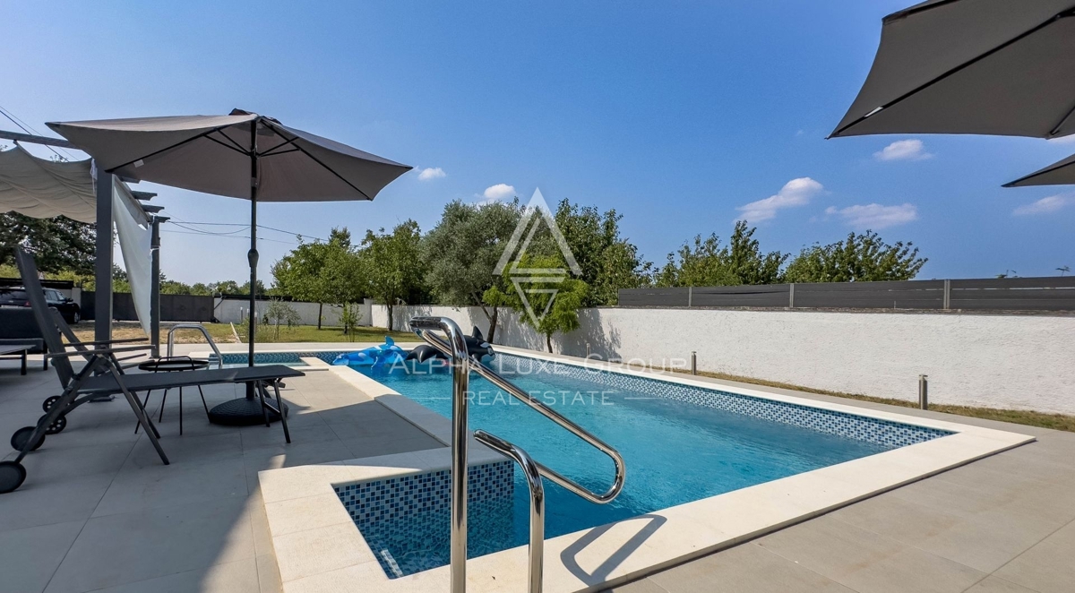 Istra, Svetvinčenat: Kamnita hiša z bazenom