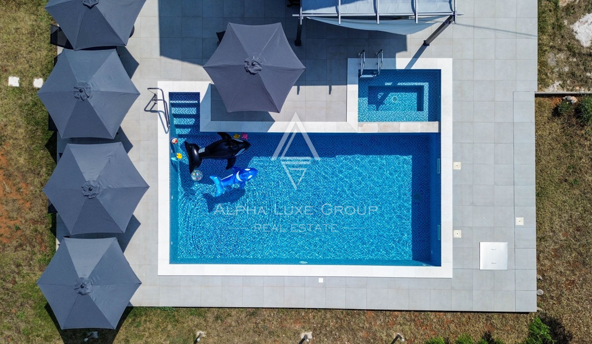 Istra, Svetvinčenat: Kamnita hiša z bazenom