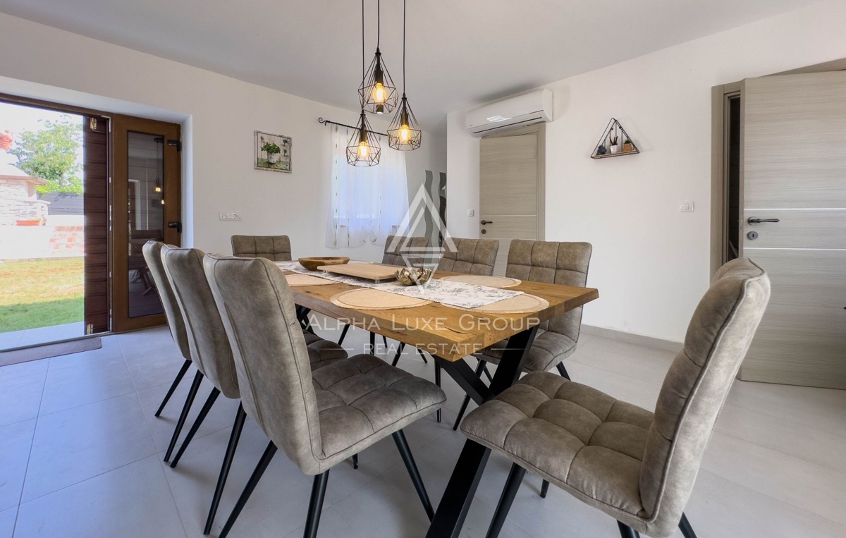 Istra, Svetvinčenat: Kamnita hiša z bazenom